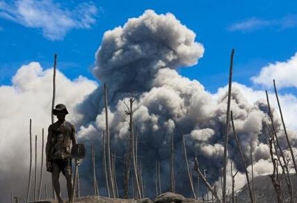 ���ڻ�ɽ���£���ɽ������20�� ��Ӱʦ��¼С���龰��