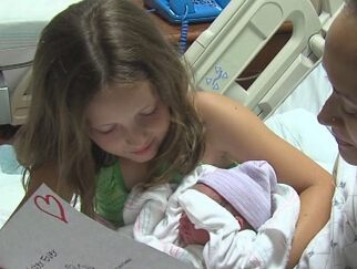 ���и�����ͻȻ�ٲ� 8��Ů��Ϊĸ�׳ɹ�����(��ͼ)��