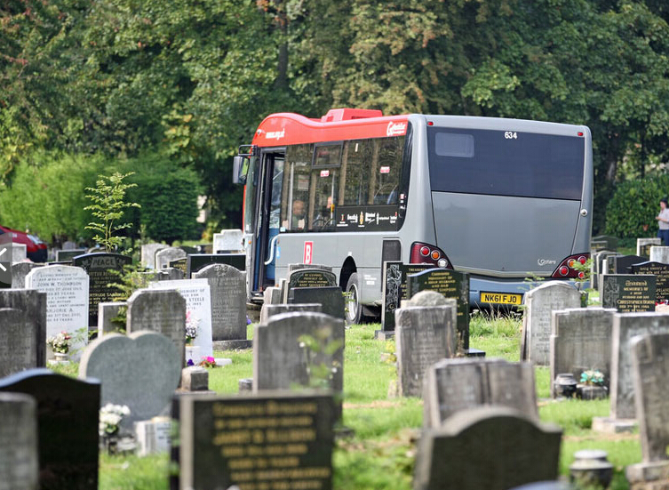 Ӣ��һ����ʿ����Ĺ�� ײ��Լ50��Ĺ��15������(������ͼ)��