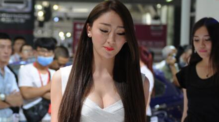 兰州车展美女模特引市民“追拍””