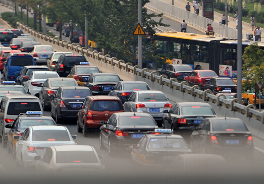 北京迎节前最拥堵日 晚高峰提前”