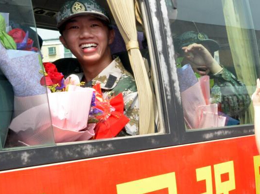 乌鲁木齐欢送新兵入伍”