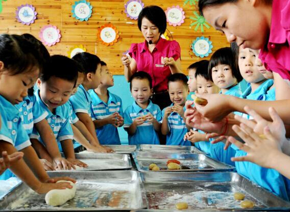 江西孩童动手自制“卡通月饼””