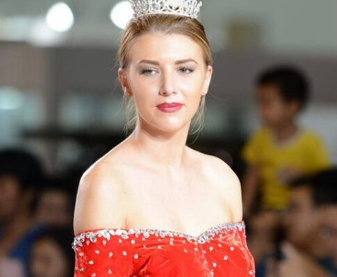 苏州举办汽车博览会 豪车靓模吸睛无数”