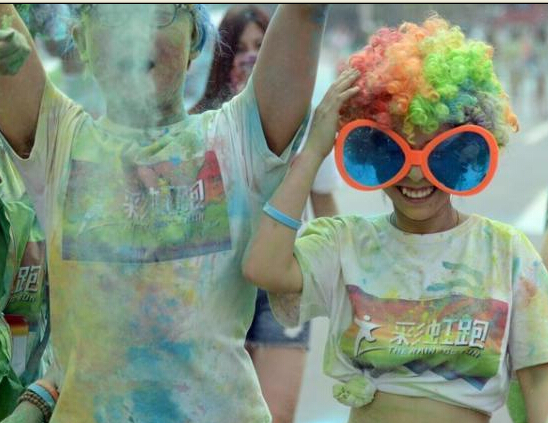 苏州首届“彩虹跑”开跑 俊男靓女释放火热激情”