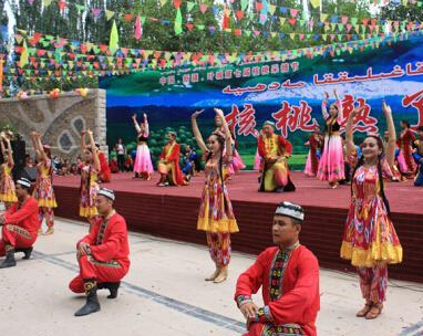 新疆叶城举办第七届核桃采摘节”