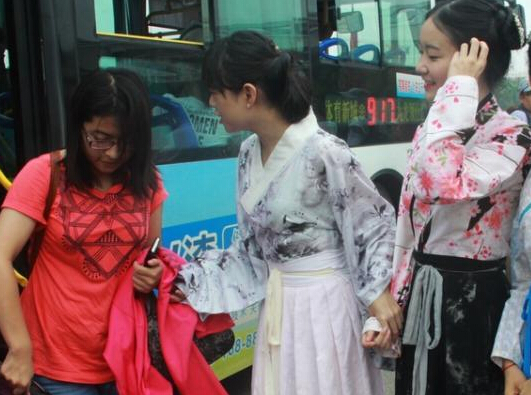 湖南学子复古迎新 汉服演绎校园“穿越””