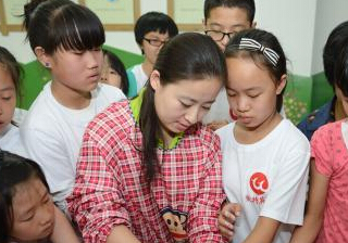 中秋节内蒙古小朋友学做月饼”