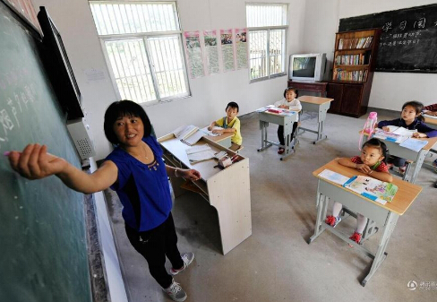 ���ɽŮ��ʦһ�˼������Сѧ28��(��ͼ)��