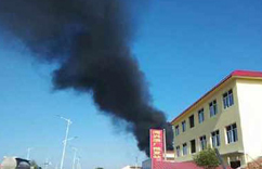 河北沧州海兴县赵毛陶镇大火 浓烟飘几十公里”