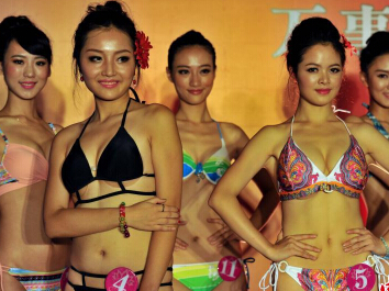 �ɶ�����Ů��������Ļ У��Ӿװ����(������ͼ)��