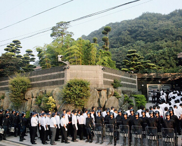 �ձ�������������Χ����Σ�պڰ�ͷĿ(������ͼ)��