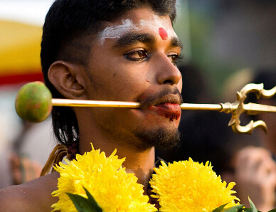 印度教徒长矛穿脸庆祝大宝森节(高清组图)”