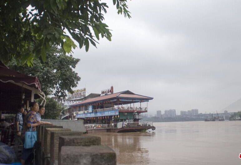 ���������꽭���������� ������ͷ��·�ϵ��㡱