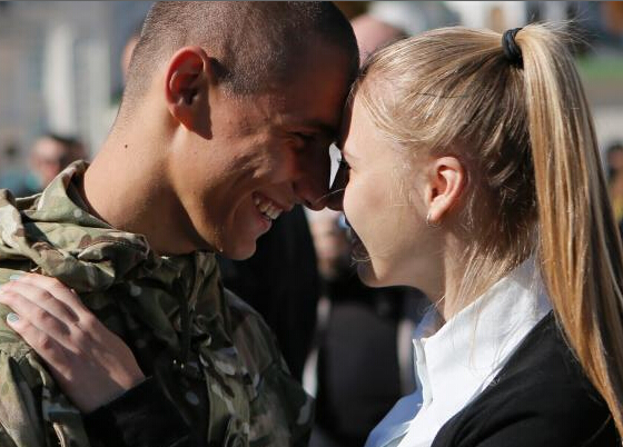 ����սӪ־Ը��ǰ�߷��� ��Ů������ӵ��˽�