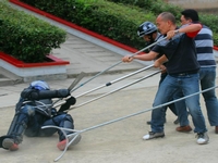 ����һѧУģ�⡰��ͽ����Ϯ ��У�ӽ����Ʒ���