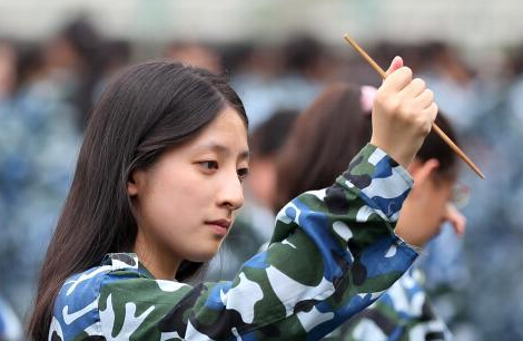 南京萌妹子吹响大学军训“集结号””