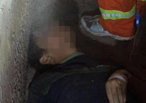 ����һ������������ѹ����¥����ǽ�족