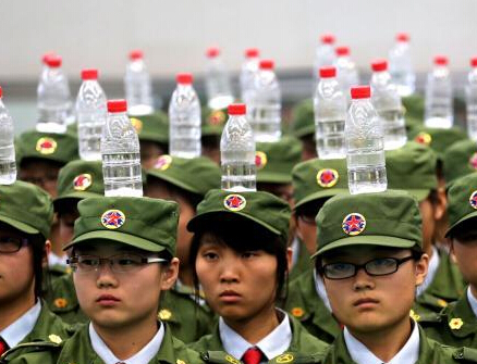 实拍郑州一大学新生军训 头顶矿泉水瓶练军姿”