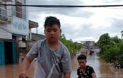 台风“海鸥”致广西宁明洪水暴涨 民众泛舟出行”
