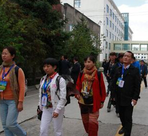 2014海外华文媒体走进中国最大青稞酒生产基地”