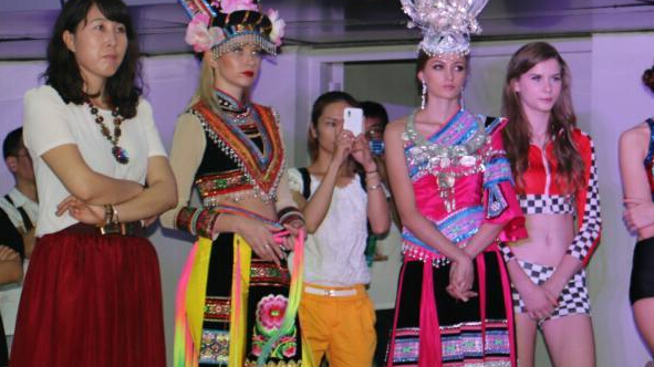 中外车模斗艳中国—东盟汽博会”