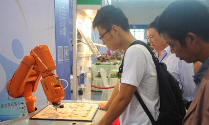 全国科普日上演“人机大战””