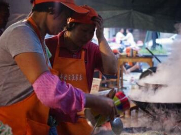 浙江石浦举行千人海鲜宴”