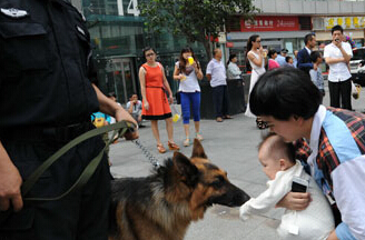 重庆南岸警方街头展示警方装置”