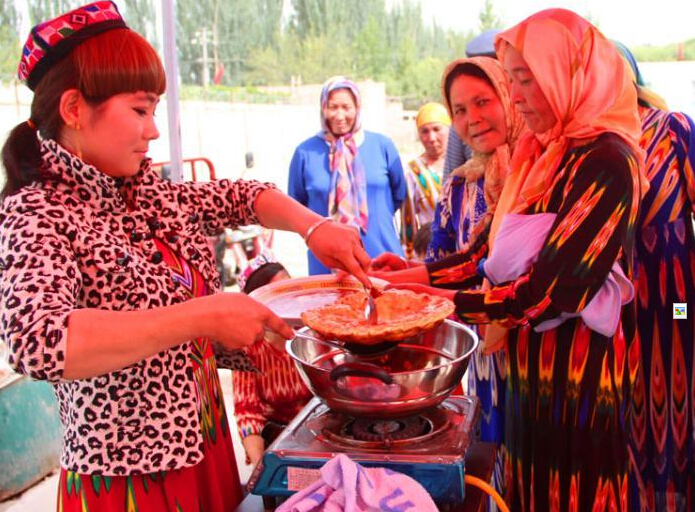 新疆库车妇女厨艺赛 晒民族传统美食”