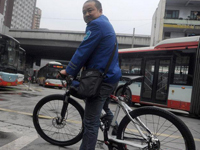 成都“土豪”公交司机骑价值三万自行车上班”