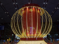 巨型“国庆灯笼”亮相首都国际机场”