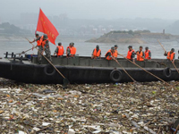 三峡库区全力清漂 力保通航发电安全”