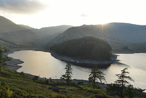 英国持续干旱 被水库淹没80年小村重见天日(高清组图)”