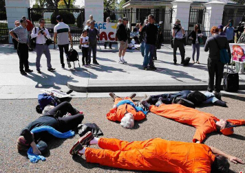 ���ڰ׹�ǰ����ʬ��������������Ϯ(��ͼ)��