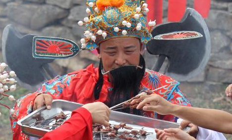 河南“程咬金”古城墙牛粪烤肉 民众围观尝鲜”