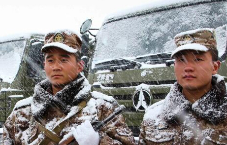 镜头实拍风雪中的汽车部队”