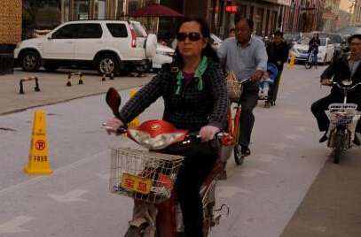 山西一商家自设“手机人行道”引争议”