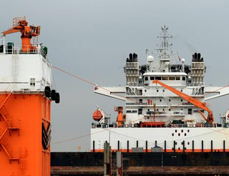 亚洲最大半潜船造访舟山”