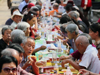 山东潍坊:千名老人共尝“千寿宴””