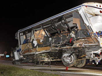 ���������������ݰ��ϳ�ײ��У�� ����4������15������(������ͼ)��