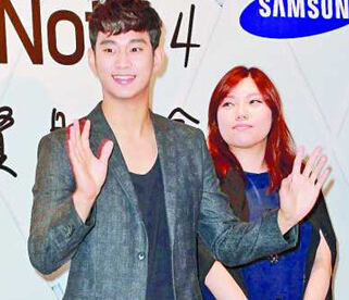 金秀贤香港“卖”手机 与粉丝合影表情多多(图)”