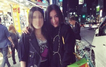 张柏芝日本出游与粉丝热情合影 不受锋菲恋影响”