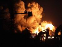 组图:山东滨州一科技公司原料棚发生爆燃”