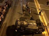 北京朝阳路上两车对向冲撞致一车翻车 现场惨烈(组图)”