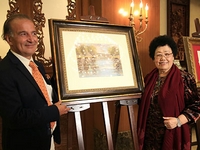 �׽��й���������������Ʒչ������֮ҹ�����С�