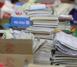 ����һ��Уѧ����ʳ���ڱ�ս���С�