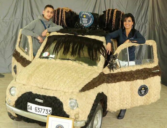 意大利发型师用头发包裹整辆车 创世界纪录”