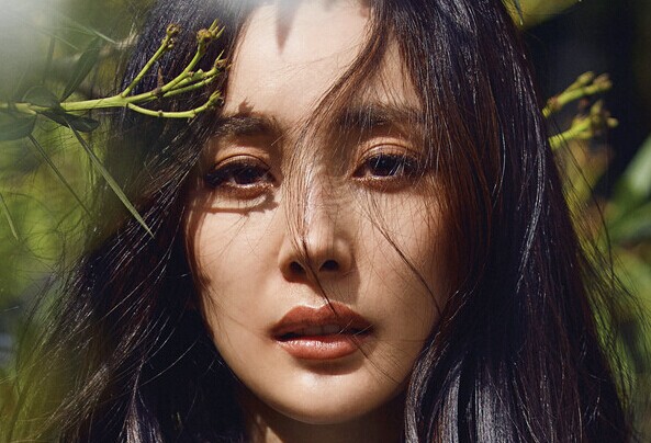 杨幂漫步米兰拍封面大片 优雅潮搭展温婉风韵”