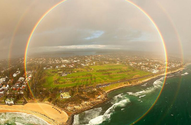 �Ĵ���������ֺ���ȫԲ�βʺ硱